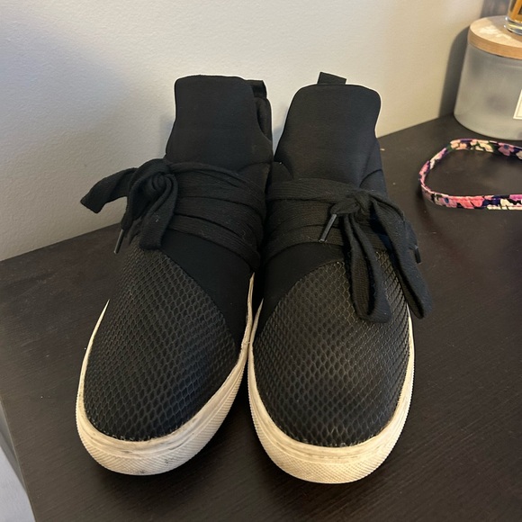 Steve Madden Sneaker - Picture 2 of 2